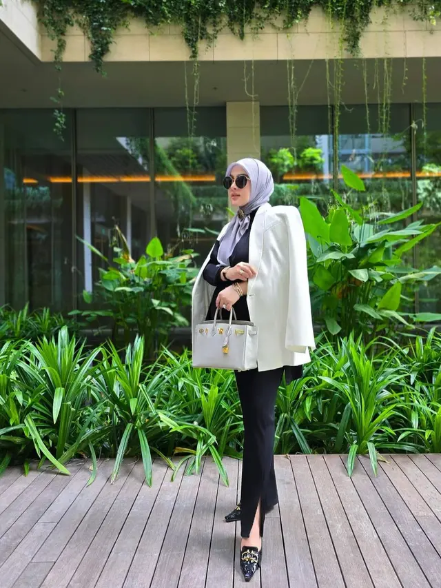 8 Trik Fashion Syahrini Tutupi Baby Bump Sebelum Resmi Umumkan Kehamilan