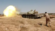Sebuah tank pasukan militer pemerintah Libya melepaskan tembakan kepada para pejuang ISIS di Sirte pada tanggal 30 Juni 2016. (REUTERS / Ismail Zitouni)