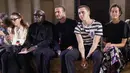 Mantan pesepakbola, David Beckham dan putranya Brooklyn tampak duduk di barisan depan fashion show koleksi Spring/Summer 2018 Victoria Beckham dalam pagelaran New York Fashion Week, Minggu (10/9). (AP Photo/Mary Altaffer)