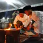 Bupati Lumajang Thoriqul Haq mengikuti lomba memasak nasi liwet dalam rangka puncak Peringatan Hari Santri Nasional (Istimewa)