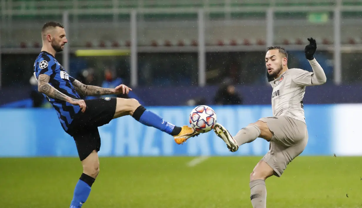 Gelandang Inter Milan, Marcelo Brozovic berebut bola dengan pemain Shakhtar Donetsk, Maycon dalam laga lanjutan Grup B Liga Champions di stadion San Siro di Milan, Italia, Kamis (10/12/2020). Hasil ini membuat Inter gagal ke 16 Besar dan tidak lolos juga ke Liga Europa. (AP Photo/Antonio Calanni)