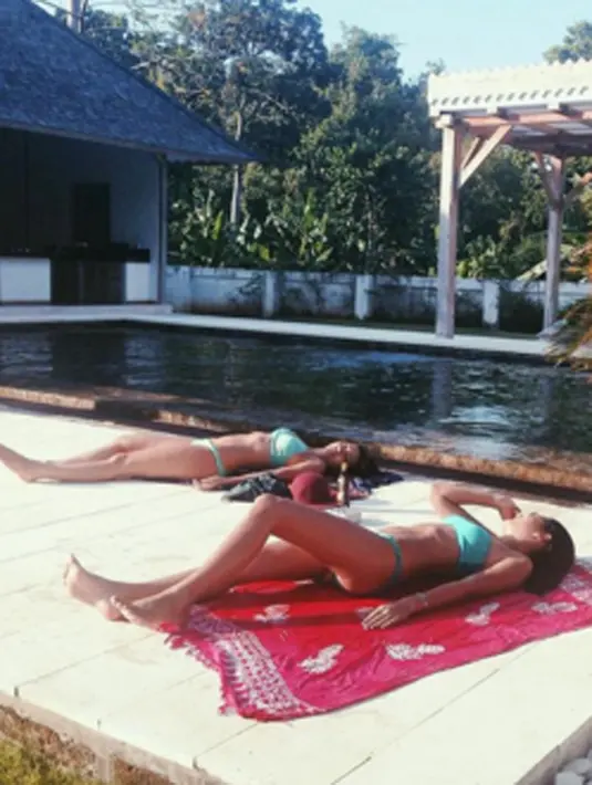 Alyssa Daguise tampak sedang bersantai dan mengenakan bikini ketika dirinya sedang berada di pulau dewata Bali. Alyssa merupakan wanita kelahiran Lombok, 25 Maret 1998. (via instagram/@alyssadaguise)