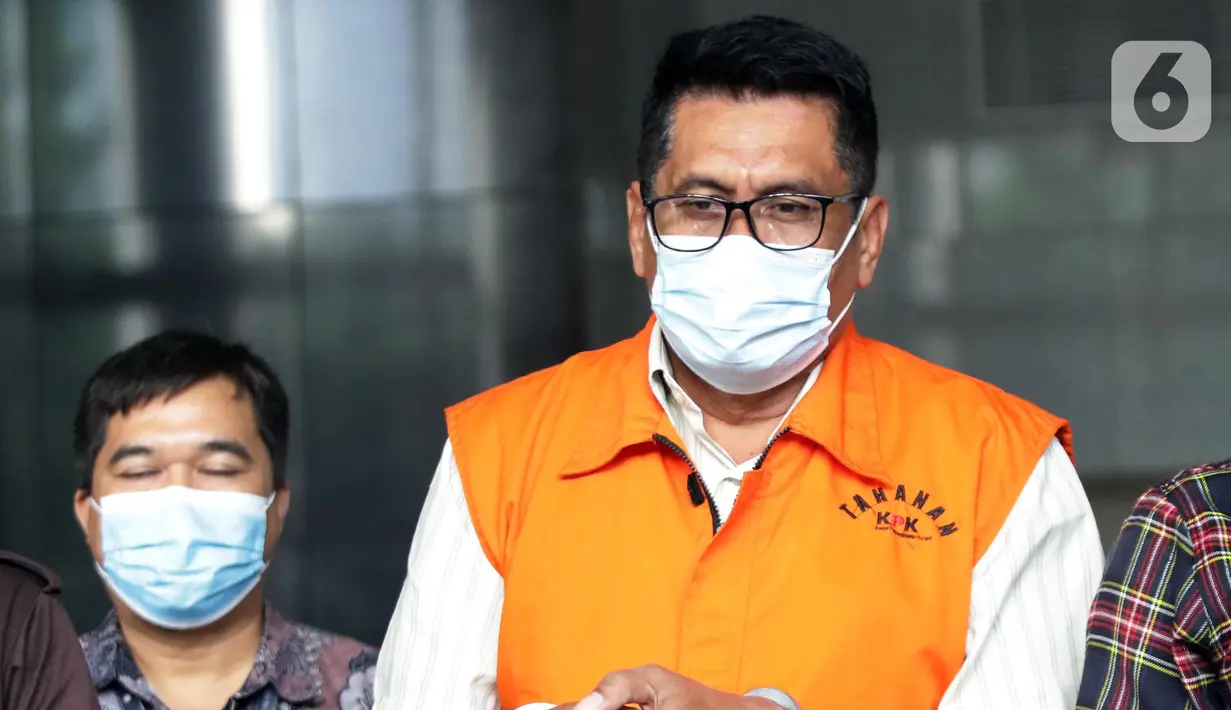 Kepala Badan Kepegawaian dan Pengembangan SDM Kabupaten Muna, Sukarman Loke usai mengikuti rilis penahanan tersangka di Gedung KPK, Jakarta, Kamis (23/6/2022). Sukarman Loke resmi mengenakan rompi oranye KPK setelah terjerat kasus korupsi pengajuan dana PEN untuk Kabupaten Kolaka Timur tahun 2021. (Liputan6.com/Helmi Fithriansyah)