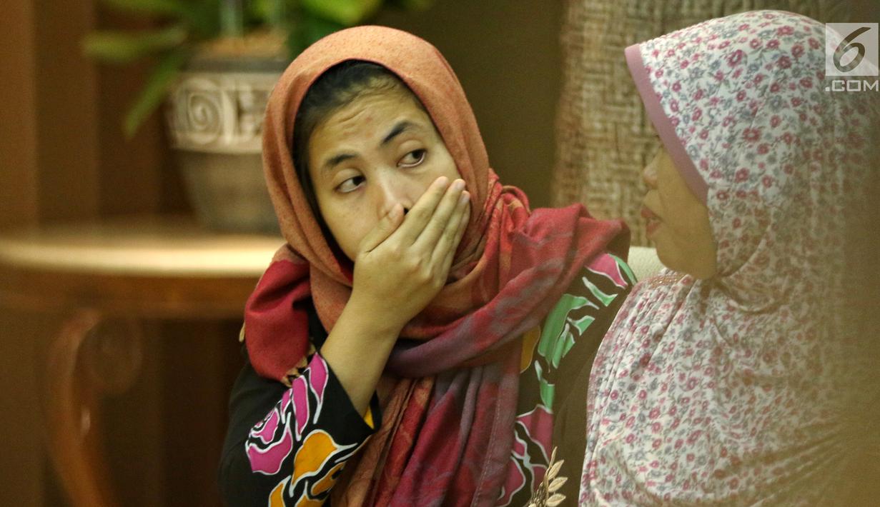 Siti Aisyah bersama dengan orang tua di Kemenlu, Jakarta, Senin (11/3). Siti Aisyah diserahkan kepada keluarga setelah Jaksa Agung Malaysia mencabut dakwaan dugaan pembunuhan Kim Jong-Nam. (Liputan6.com/Johan Tallo)