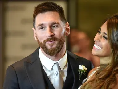 Bintang Barcelona, Lionel Messi, bersama istrinya Antonella Roccuzzo menemui wartawan usai mengadakan resepsi pernikahan di Kompleks City Center, Santa Fe, Jumat (30/6/2017). (AFP/Eitan Abramovich)