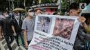 Ratusan imigran Afghanistan jalan kaki menuju Kedubes Kanada di Jakarta, Senin (13/12/2021). Dengan membawa spanduk dan poster, mereka menuntut UNHCR dan IOM segera memproses penempatan mereka ke negara tujuan seperti Kanada, Australia, Selandia Baru maupun AS. (Liputan6.com/Faizal Fanani)