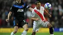 Pemain Southampton, Alex Oxlade-Chamberlain (kanan) berebut dengan pemain Manchester United, John O'Shea pada laga Piala FA di St Mary's Stadium, Southampton, Inggris, 29 Januari 2011. Jersey milik Southampton pada musim 2010/2011 terlihat sangat sederhana. Jersey tersebut didominasi warna putih dengan aksen strip miring berwarna merah. (AFP/Adrian Dennis)