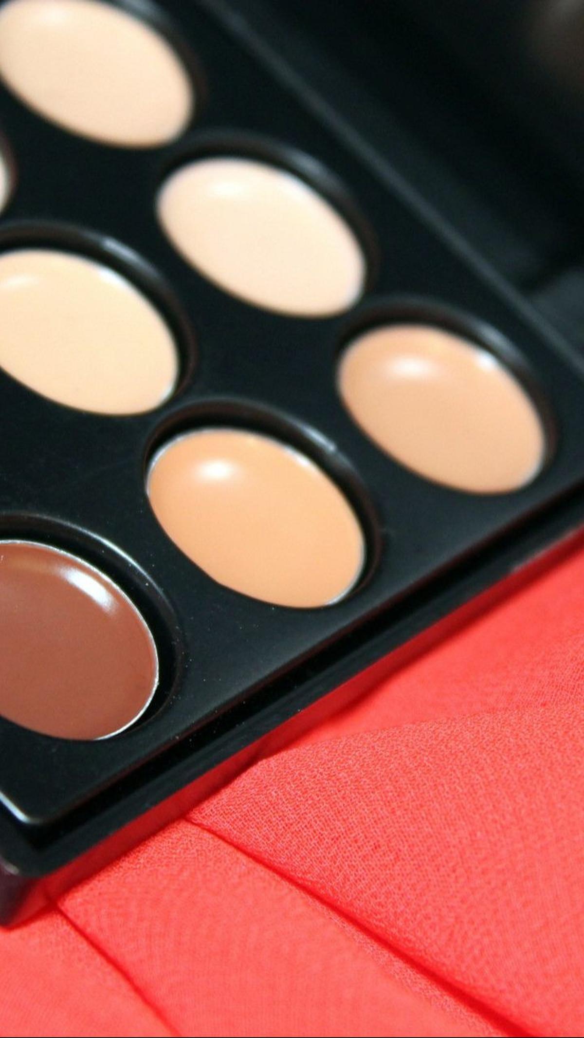 3. Pilih Warna Concealer yang Sesuai dengan Warna Bintik di Wajah<br>