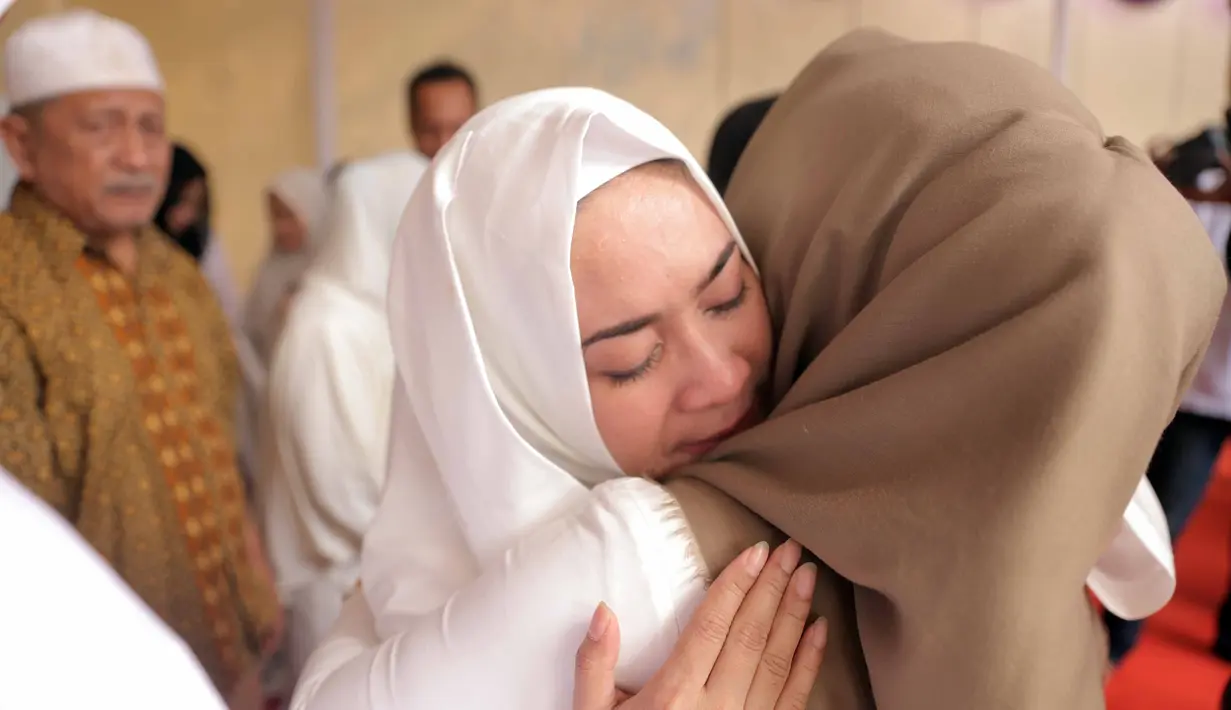 Mantan istri Aldi Bragi itu berangkat bersama Agung Marsudi. Agung merupakan suami sahabatnya penyanyi dangdut Gebby Parera. Yang juga pemilik travel haji Qonita. Segala keperluannya diurus oleh travel tersebut. (Nurwahyunan/Bintang.com)