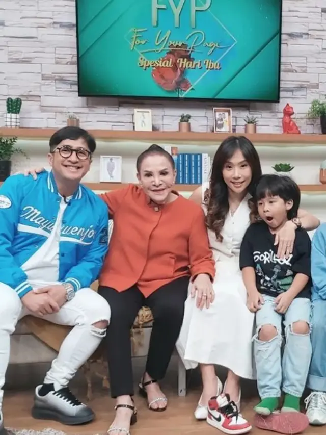 Mpok Atiek Kini Jualan Es Cincau