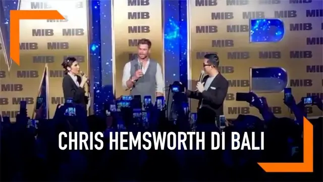 Saat menghadiri Fan Event Meet and Greet di Bali, Chris Hemsworth memberikan kejutan kepada penggemarnya dengan berbicara bahasa Indonesia. Sontak, hal ini membuat para penggemar berteriak histeris mendengarnya.