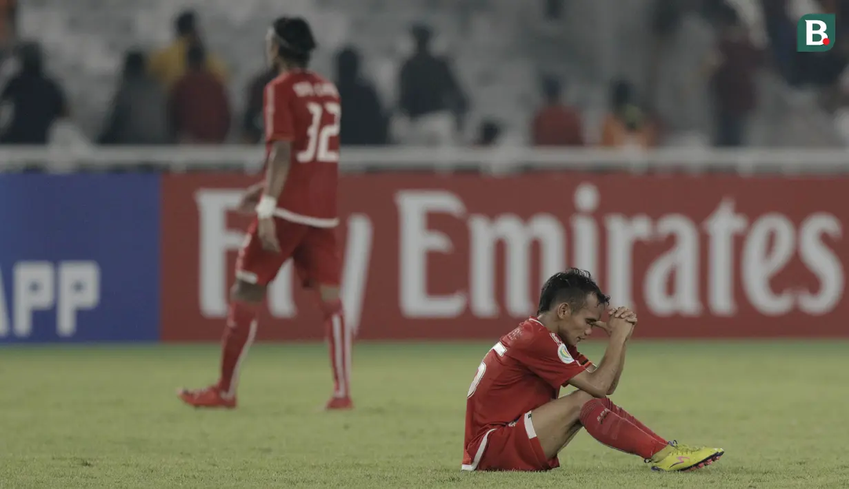 Gelandang Persija Jakarta, Riko Simanjuntak, tampak kecewa usai disingkirkan Home United pada laga Piala AFC di SUGBK, Jakarta, Selasa (15/5/2018). Persija takluk 1-3 dari Home United. (Bola.com/M Iqbal Ichsan)
