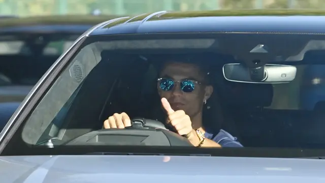 Gaya Cristiano Ronaldo Kendarai Lamborghini Saat Hadiri Latihan MU