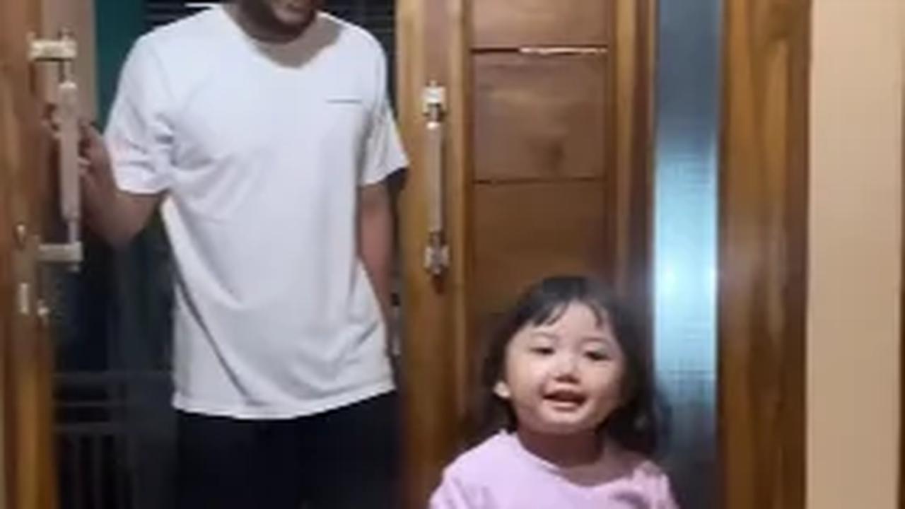 Momen Kocak Bocil Cewek jadi Mata-Mata Ibunya 'Ibu Tadi Ayah Senyumin Teteh-Teteh', Auto Bikin Panik Sang Ayah