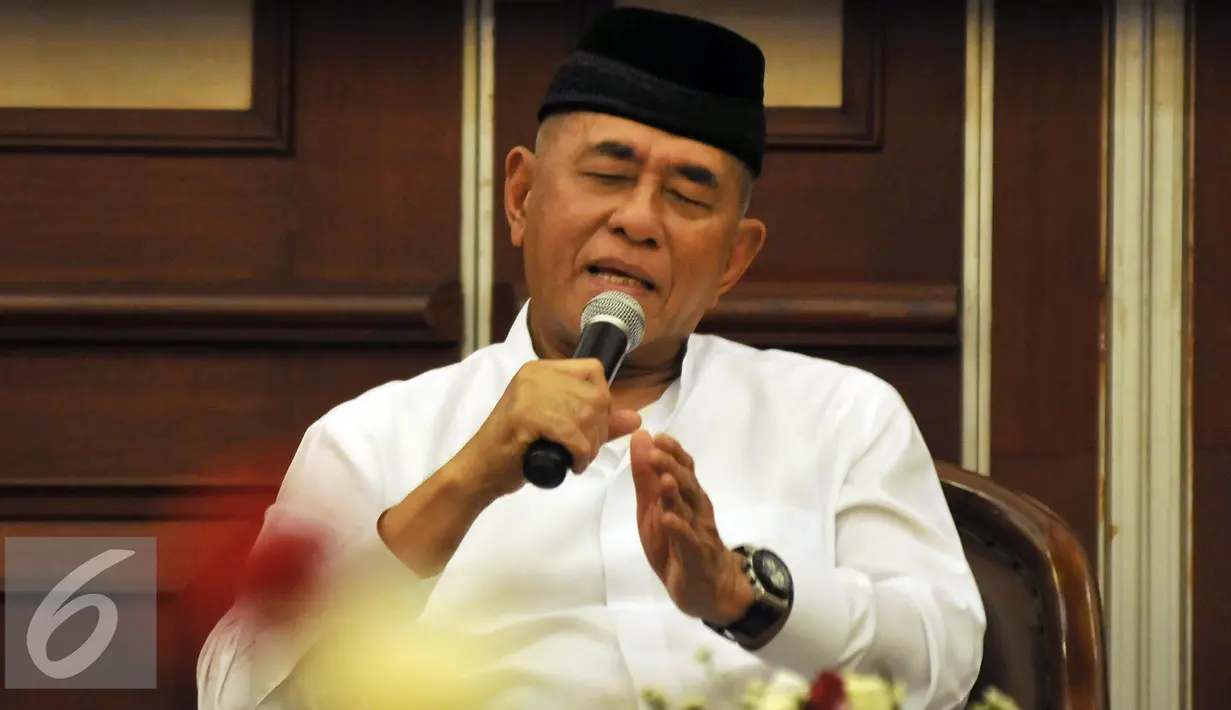 Menhan Ryamizard Ryacudu memberikan pemaparan saat menghadiri silaturahmi bersama warga NU di Kementerian Pertahanan, Jakarta, Senin (6/6). Acara tersebut dalam rangka menyongsong 1 Abad Nahdlatul Ulama.(Liputan6.com/Johan Tallo)