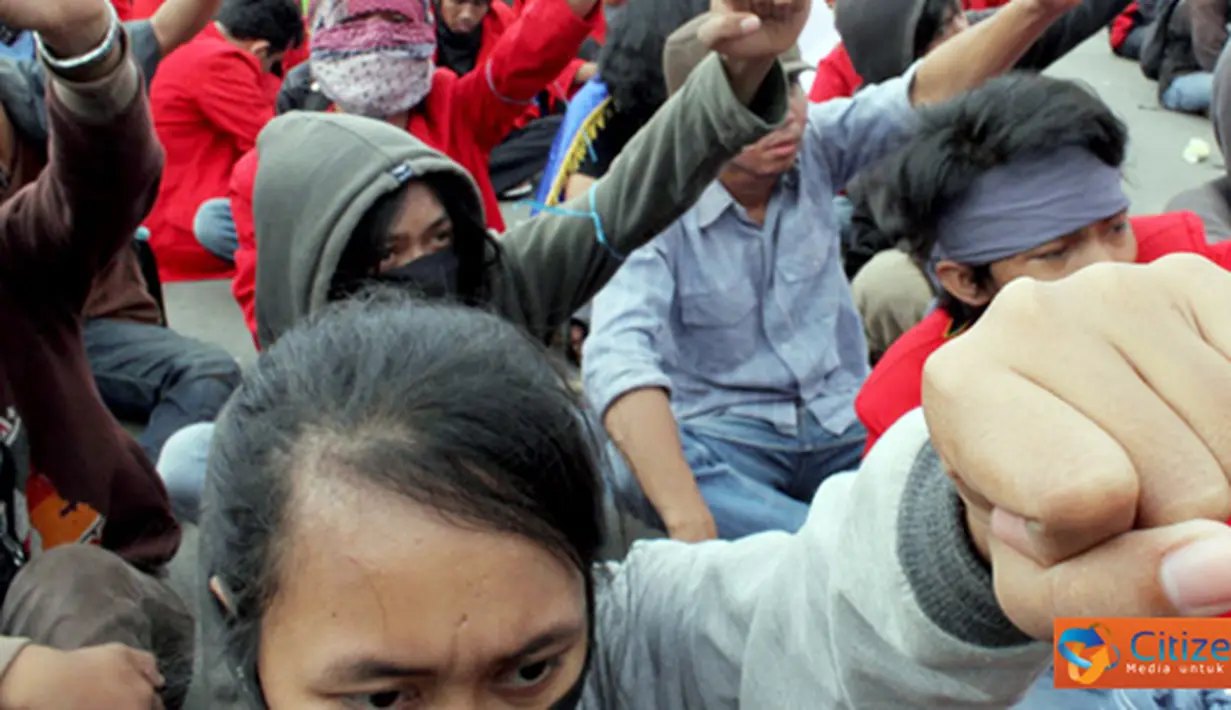 Citizen6, Makassar: Mereka menuntut pemerintah agar membatkan kenaikan harga BBM yang akan berlaku mulai 1 april 2012 mendatang. (Pengirim: Rahmad Didi)