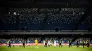 Para pemain Napoli dan Inter Milan bersama petugas medis mengheningkan cipta untuk para korban virus corona COVID-19 sebelum bertanding pada leg kedua semifinal Coppa Italia di San Paolo Stadium, Naples, Italia, Sabtu (13/6/2020). Pertandingan berakhir 1-1. (Filippo MONTEFORTE/AFP)