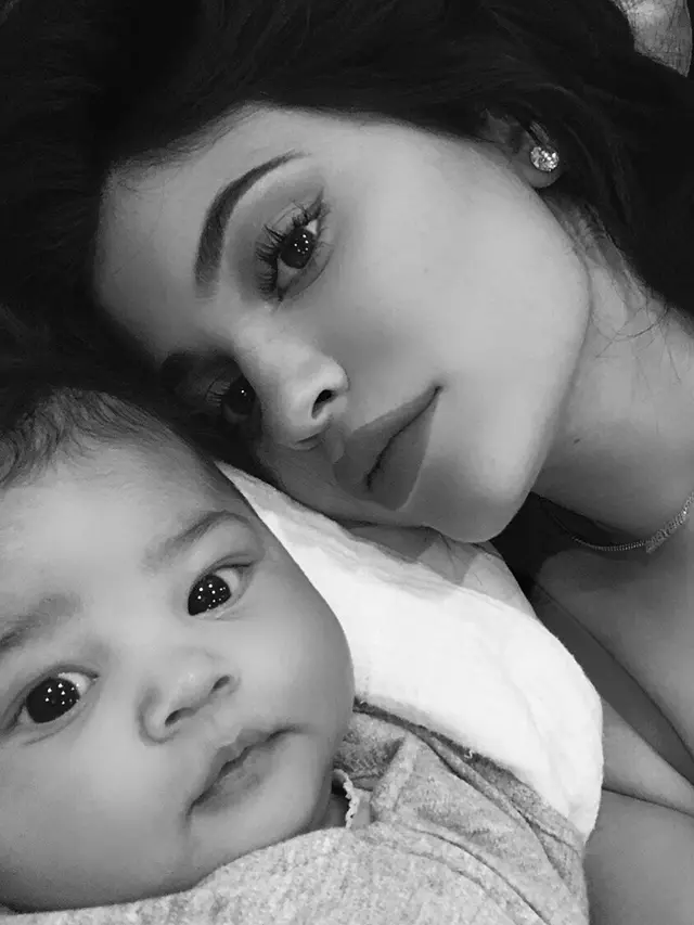 [Bintang] Kylie Jenner - Stormi