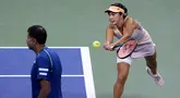 Petenis Indonesia, Aldila Sutjiadi (kanan) berpasangan dengan petenis India, Rohan Bopanna berusaha mengembalikan bola ke arah petenis ganda campuran Amerika Serikat, Taylor Townsend/Donald Young pada laga semifinal US Open 2024 yang berlangsung di di Stadion Louis Amstrong, New York, Amerika Serikat, Rabu (04/09/2024) WIB. (AP Photo/Eduardo Munoz Alvarez)