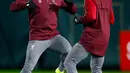 Striker Liverpool Xherdan Shaqiri (kiri) bersama rekan setimnya berlatih jelang menghadapi Napoli pada matchday keenam Grup C Liga Champions di Melwood Training Ground, Liverpool, Inggris, Senin (10/12). (Martin Rickett/PA via AP)