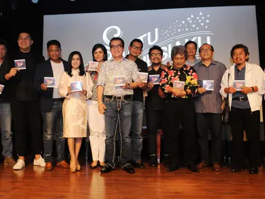 Tantowi Yahya bersama sejumlah artis menunjukkan CD kolaborasi Artis Indonesia di Gedung Jakarta Theater, Jakarta, Selasa (20/12). CD kolaborasi tersebut sebagai kontribusi positif untuk merawat kebhinekaan Indonesia.(Liputan6.com/Gempur M Surya)