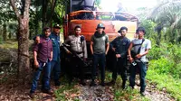 Aparat gabungan menggelar operasi memberantas praktik illegal logging atau pembalakan liar di Riau. (Liputan6.com/M Syukur) 