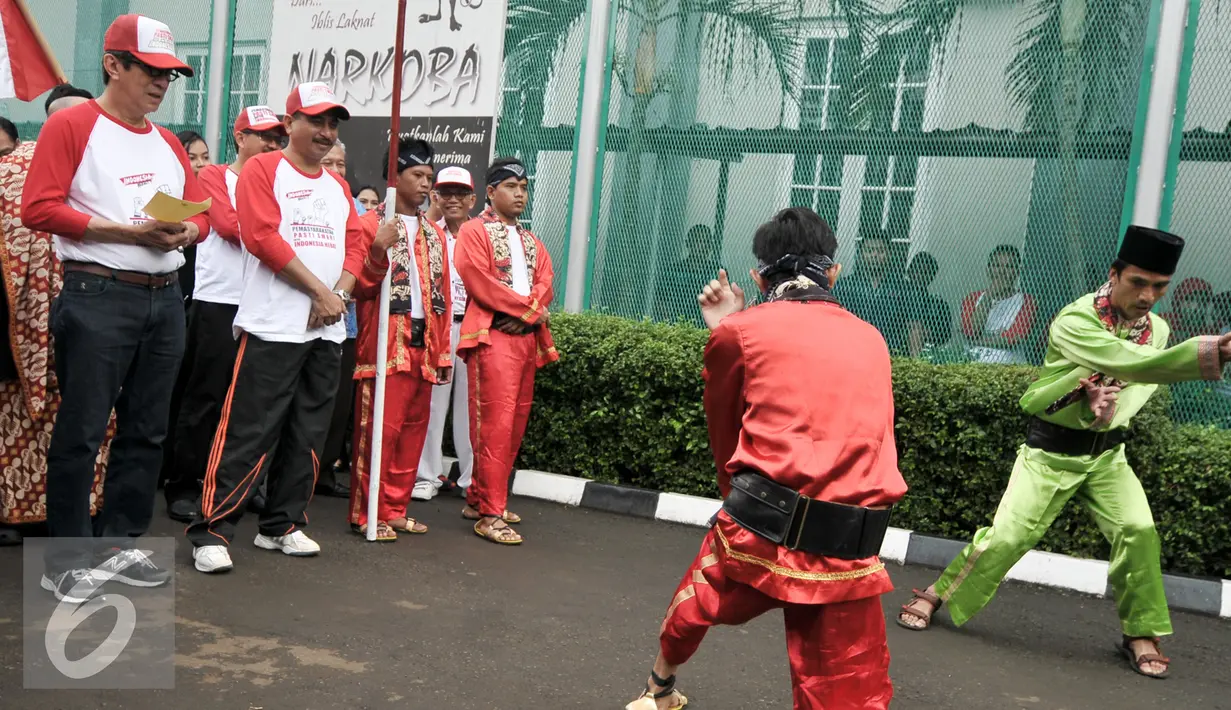 Atraksi palang pintu menyambut kedatangan Menkumham Yasonna Laoly di LP Klas IIA Narkotika Cipinang, Jakarta, Senin (15/8). Kedatangan Yasonna untuk membuka peringatan HUT RI ke-71 di Lapas Cipinang. (Liputan6.com/Yoppy Renato)