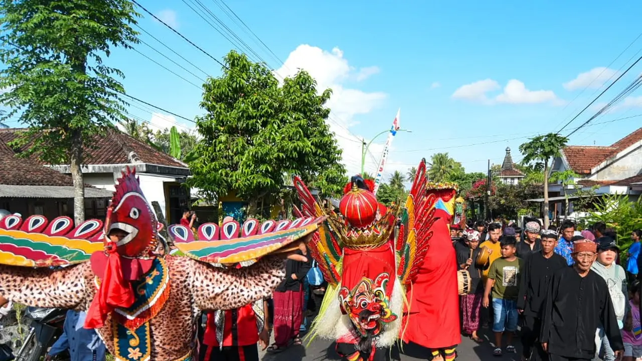 Tradisi Barong Ider Bumi yang dilakukan setiap lebaran 2 hari di Desa Adat Kemiren Banyuwangi (Istimewa)
