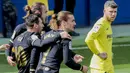 Gelandang Barcelona, Antoine Griezmann (tengah) bersama rekan setim merayakan gol pertama yang dicetaknya ke gawang Villarreal dalam laga lanjutan Liga Spanyol 2020/2021 pekan ke-32 di The Ceramica Stadium, Villarreal, Minggu (25/4/2021). Barcelona menang 2-1 atas Villarreal. (AP/Alberto Saiz)