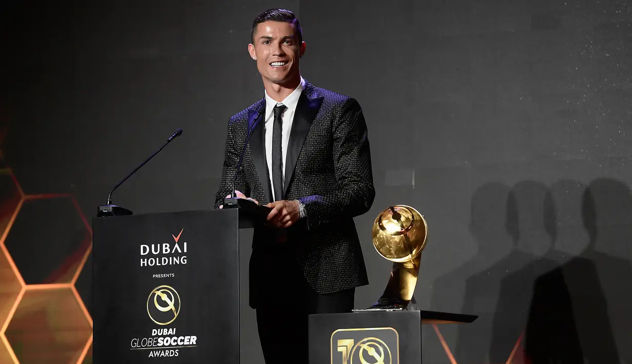 Striker Juventus, Cristiano Ronaldo memberi sambutan usai meraih Penghargaan Pemain Terbaik Tahun 2018 selama Dubai Globe Soccer Awards ke-10 di Dubai (3/1). Ronaldo mengungguli Antoine Griezmann dan Kylian Mbappe. (AFP Photo/Fabio Ferrari)