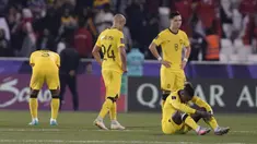 Timnas Malaysia menyusul Vietnam harus tersingkir pada fase grup Piala Asia 2023 setelah menderita kekalahan kedua. Setelah kalah 0-4 dari Yordania pada laga pertama Grup E, Malaysia kembali takluk kali ini dari Bahrain pada laga kedua dengan skor tipis 0-1 di Jassim bin Hamad Stadium, Al Rayyan, Qatar, Sabtu (20/1/2024) sore waktu setempat. Kekalahan ini terbilang menyakitkan bagi Tim Harimau Malaya karena gol kemenangan Bahrain yang dicetak Ali Madan tercipta tepat pada menit akhir masa injury time babak kedua yang berdurasi lima menit. Menyisakan laga pamungkas kontra Korea Selatan, praktis peluang Malaysia telah tertutup untuk lolos ke 16 besar dan dipastikan akan menjadi juru kunci Grup E. (AP Photo/Thanassis Stavrakis)