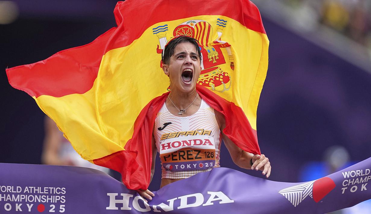Atlet Spanyol, Maria Perez merayakan kemenangannya atas medali emas dalam lomba jalan cepat 35 kilometer putri dalam ajang Kejuaraan Dunia Atletik 2025 di Tokyo, Jepang, Sabtu (13/09/2025). (AP Photo/Petr David Josek)