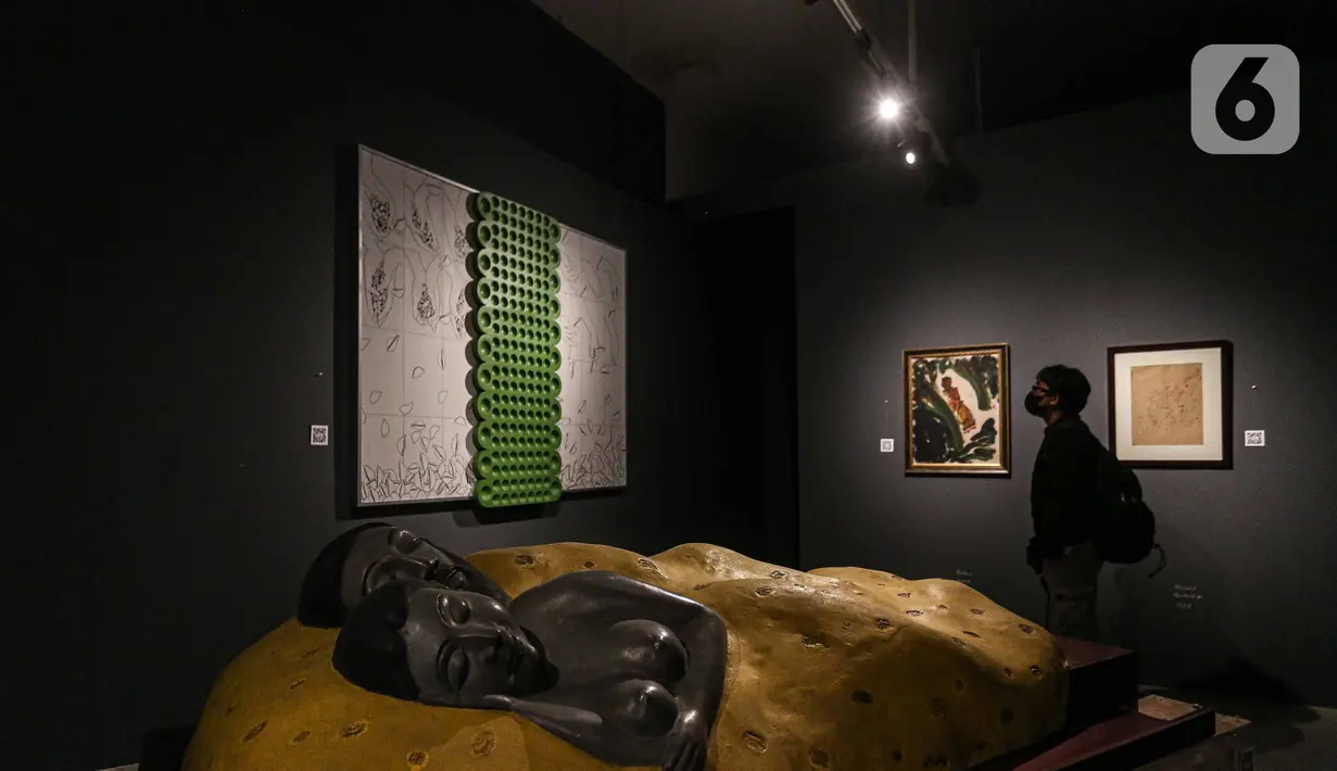 Pengunjung melihat karya seni dalam pameran bertajuk Para Sekutu yang Tidak Bisa Berkata Tidak di Galeri Nasional Indonesia, Jakarta, Jumat (28/1/2022). Pameran diinisasi oleh Galeri Nasional Indonesia dan Goethe-Institut Indonesien berlangsung hingga 27 Februari 2022. (Liputan6.com/Faizal Fanani)