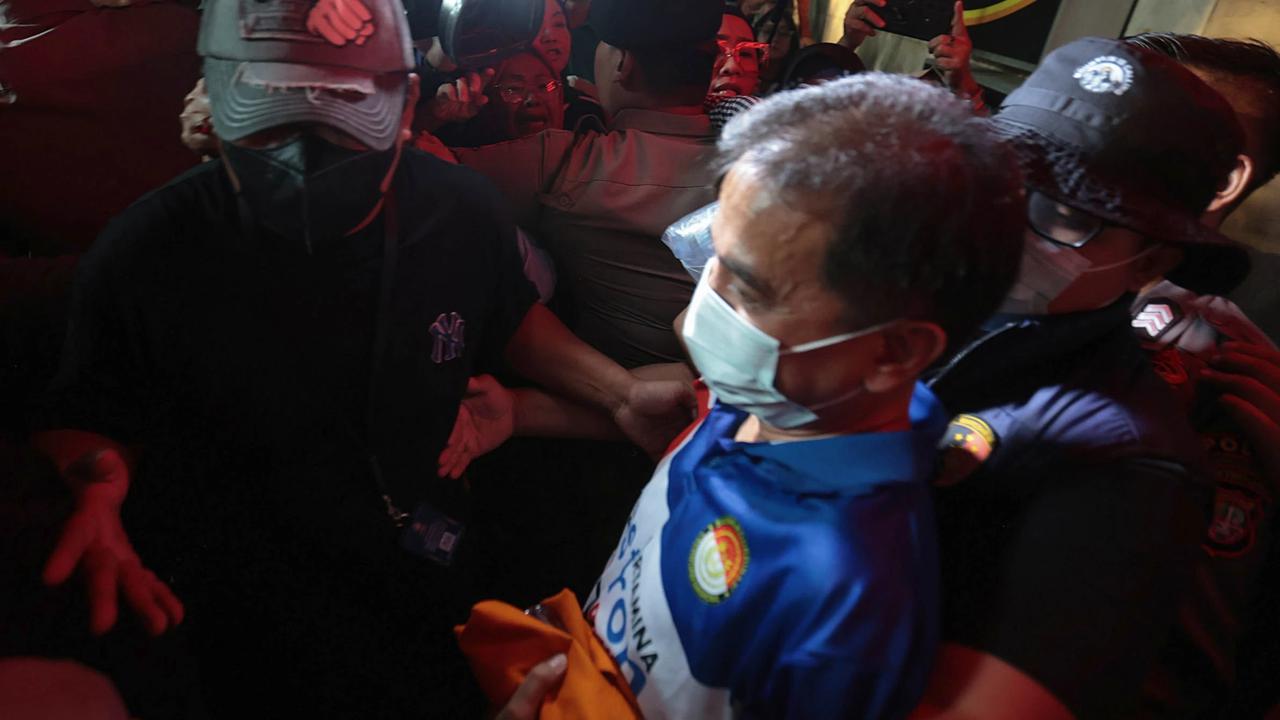 FOTO: Roy Suryo dan Dokter Tifa Dibawa ke Rumah Sakit Polri Usai Ditangkap
