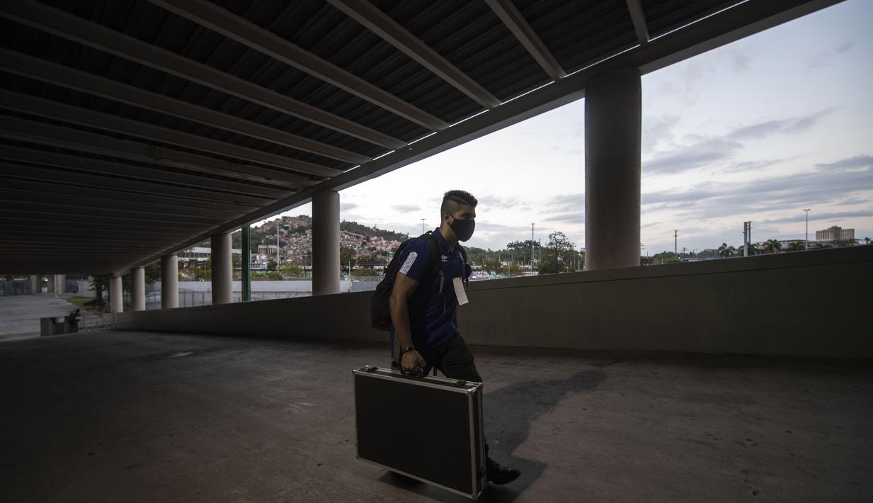 DJ Franklin Scheleger membawa peralatannya untuk memainkan suara dan lagu menyerupai gemuruh suporter sebelum pertandingan antara Fluminense dan Atletico Goianiense dalam babak lanjutan Kejuaraan Brasil di Stadion Maracana, Rio de Janeiro, Brasil, pada 2 September 2020. (AFP/Mauro Pimentel)