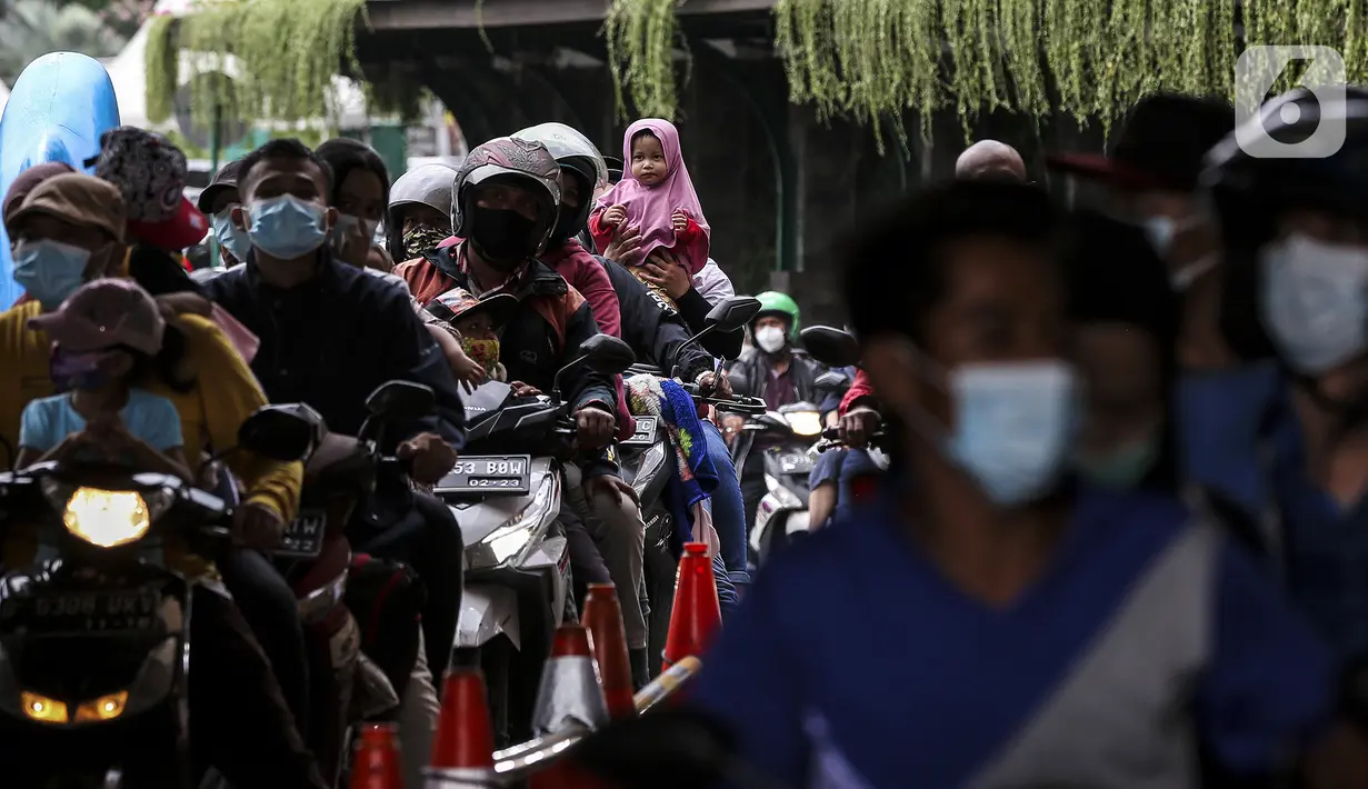 Pengunjung antre untuk memasuki Pantai Karnaval Ancol, Jakarta, Jumat (14/5/2021). Ancol dibuka khusus bagi warga ber-KTP DKI Jakarta dan membatasi jumlah wisatawan dengan kapasitas 30 persen. (Liputan6.com/Johan Tallo)