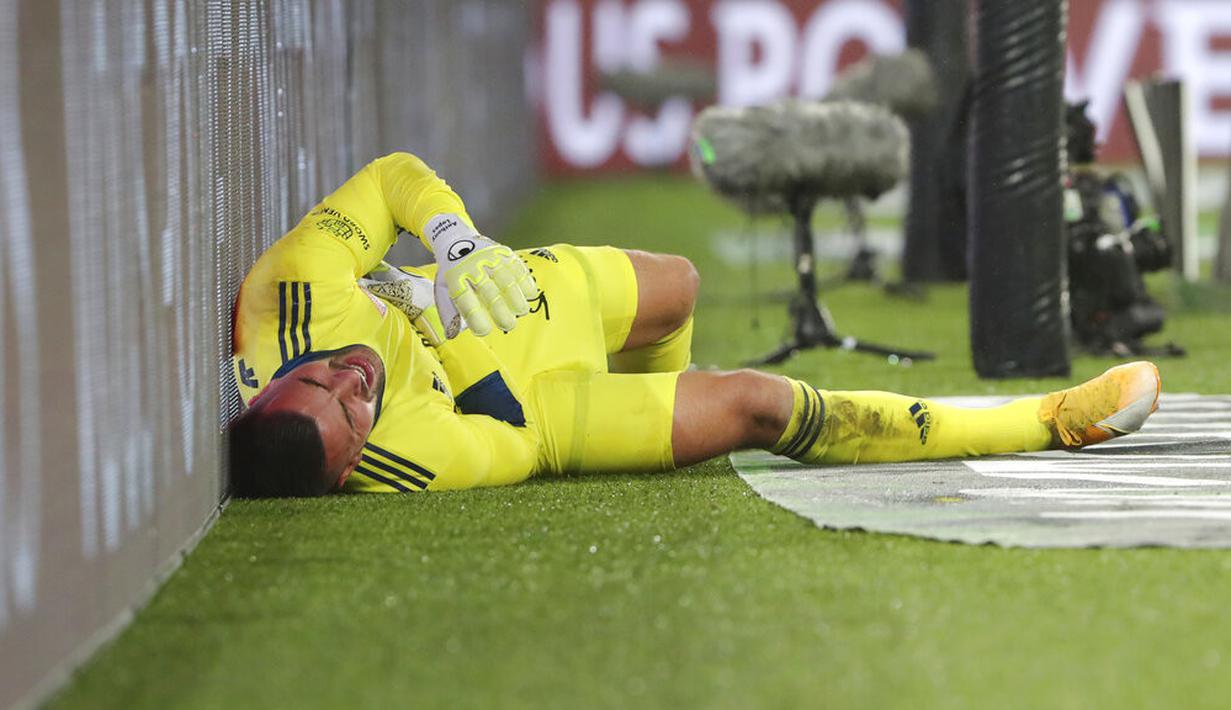 Kiper Lyon Anthony Lopes terbaring kesakitan di lapangan saat menghadapi Lyon pada pertandingan League One di Stadion Parc des Princes, Paris, Prancis, Minggu (13/12/2020). PSG kalah dari Lyon dengan skor 0-1. (AP Photo/Thibault Camus)