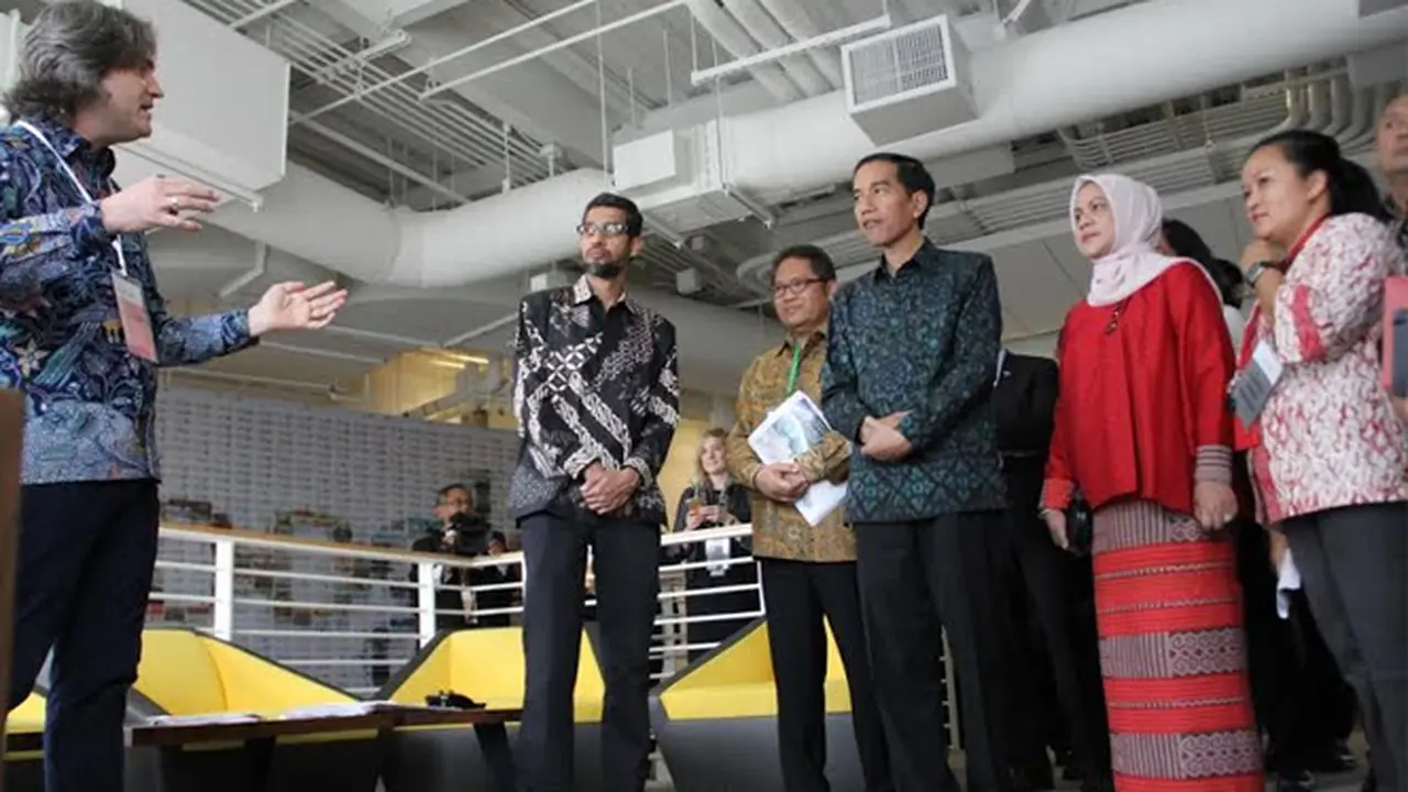 Presiden Joko Widodo mendengarkan presentasi dari Jason Titus, Vice President Developer Product Group Google (Google Indonesia)