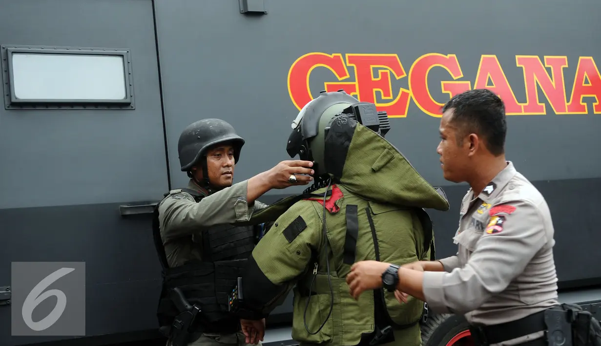 Petugas Gegana Polri bersiap melakukan penyisiran di sekitar pos polisi di perempatan Sarinah Jl MH Thamrin, Jakarta, Kamis (14/1/2016). Pasca ledakan, aparat Gegana langsung melokalisir tempat kejadian perkara (TKP). (Liputan6.com/Helmi Fithriansyah)