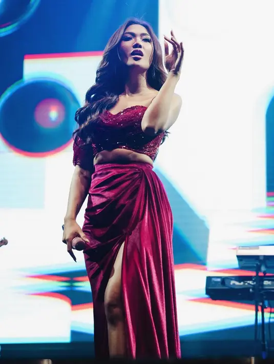 Marion Jola tak kalah menawan dengan two pieces dress burgundy dari Julianto. [@lalamarionj]