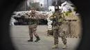 Prajurit Ukraina menjaga pos pemeriksaan di jalan utama di Kyiv, Ukraina, 7 Maret 2022. (AP Photo/Vadim Ghirda)