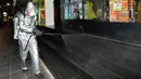 Seorang tentara berpakaian pelindung menyemprotkan disinfektan di sepanjang Jalan Silom, di Bangkok, Thailand, 19 Maret 2020. Pasukan militer dikerahkan di Bangkok untuk memberlakukan langkah-langkah disinfeksi dalam upaya mencegah dan membendung penyebaran virus corona. (Xinhua/Rachen Sageamsak)