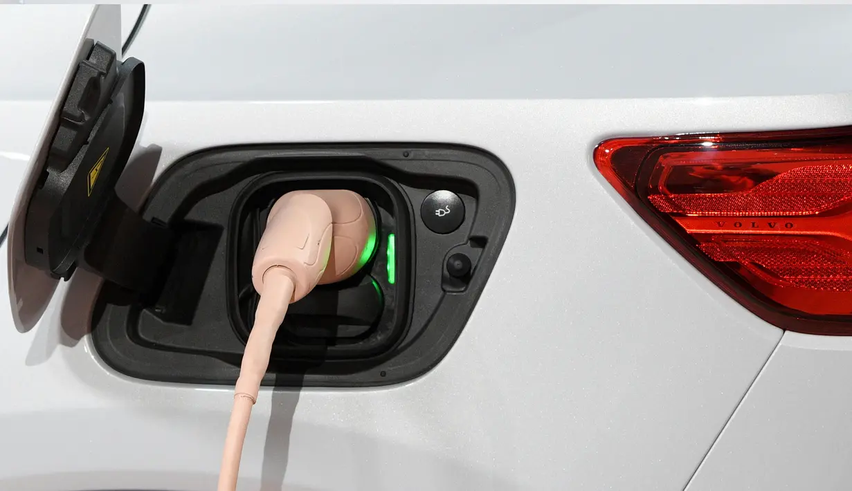 Kabel listrik terhubung ke XC40 Recharge saat Volvo resmi meluncurkan mobil listrik perdananya dalam acara di Los Angeles, 16 Oktober 2019. Untuk urusan pengisian daya, apabila menggunakan fast charger mobil ini dapat terisi hingga 80 persen dalam waktu 40 menit. (AP/Michael Owen Baker)