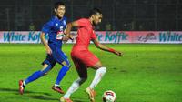 Gelandang Arema FC, Oh In-kyun, mengawasi pergerakan gelandang Persija Jakarta, Rohit Chand, dalam laga terakhir Grup B Piala Gubernur Jatim 2020 di Stadion Kanjuruhan, Malang, Sabtu (15/2/2020) malam WIB. (Bola.com/Iwan Setiawan)