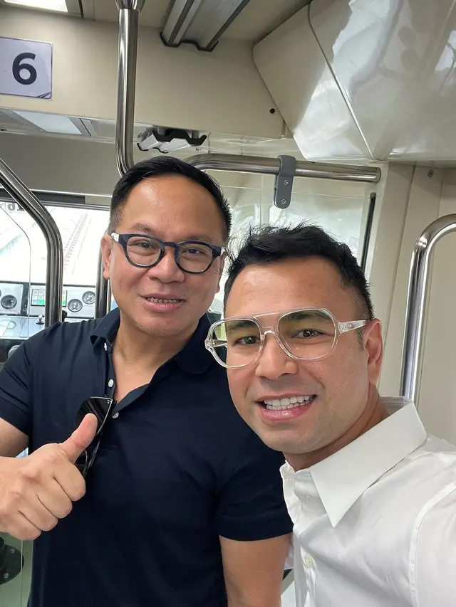 Raffi Ahmad dan Wamen BUMN Kartika Wirjoatmodjo naik LRT. (Instagram/ sigiwimala)