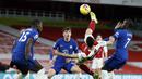 Striker Arsenal, Gabriel Martinelli (tengah), melepaskan tendangan salto di antara tiga pemain Chelsea dalam laga lanjutan Liga Inggris 2020/21 pekan ke-15 di Emirates Stadium, London, Sabtu (26/12/2020). Arsenal menang 3-1 atas Chelsea. (AFP/Andrew Boyers/Pool)