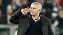 Jose Mourinho berselebrasi usai pertandingan melawan Juventus pada pertandingan lanjutan grup H Liga Champions di stadion Allianz di Turin (7/12). MU menang tipis atas Juventus 2-1. (AFP Photo/Isabella Bonotto)