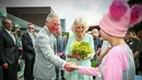 Seorang anak menyambut Pangeran Charles bersama istri Camilla Parker saat mengunjungi Rumah Sakit Anak Lady Cilento di Brisbane, Australia, Rabu (4/4). (Patrick HAMILTON/POOL/AFP)