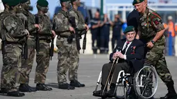 Gautier, yang mengungsi ke Inggris ketika Nazi Jerman menginvasi Prancis, meninggal di usia 100 tahun. ( Ludovic Marin, Pool via AP, File)