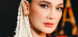 Saat premier film terbarunya, Luna Maya tampil dengan gaya rambut sanggul modern mengenakan ronce melati di rambutnya. [@snap.nuel/@claudianrh]